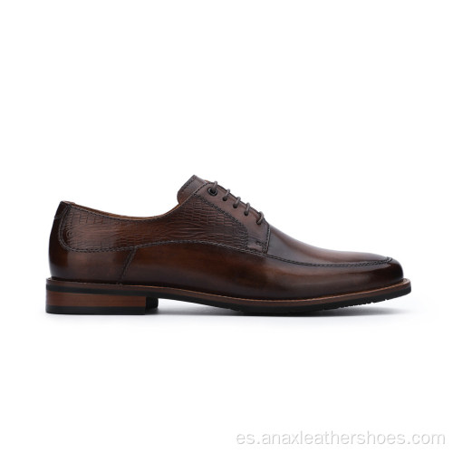 Los hombres formales de la oficina visten los zapatos de cuero